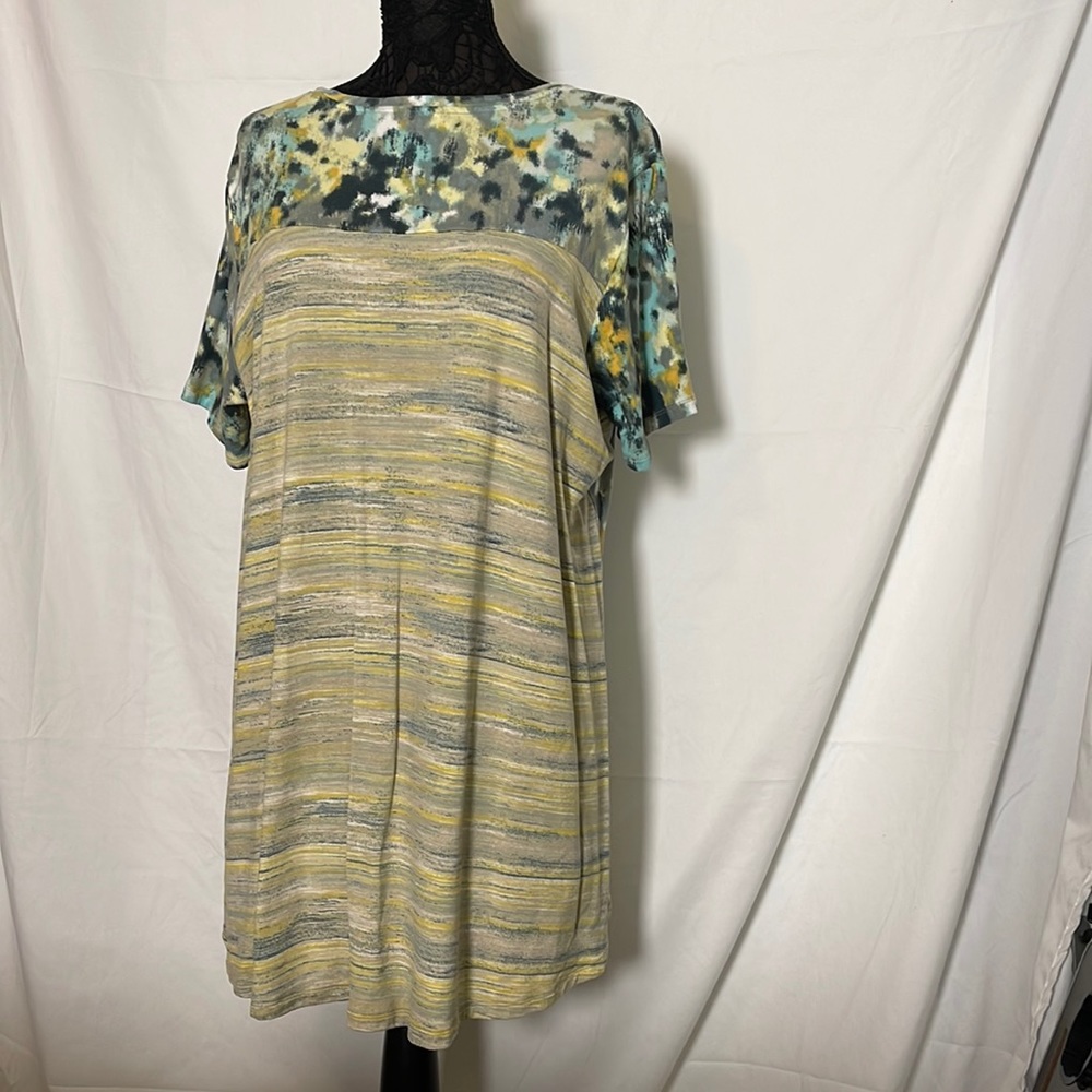 Logo by Lori Goldstein Woman’s Top